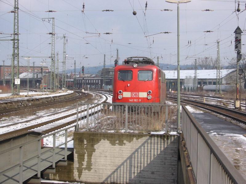 Der Bahnhof von Gttingen am 07.03.2004. Die 140 162 wartet auf einen neuen Einsatz. Links im Hintergrund sind ein alter Lokschuppen, rechts Gebude des Gterbahnhofs zu sehen, beides leider lngst aufgegeben.