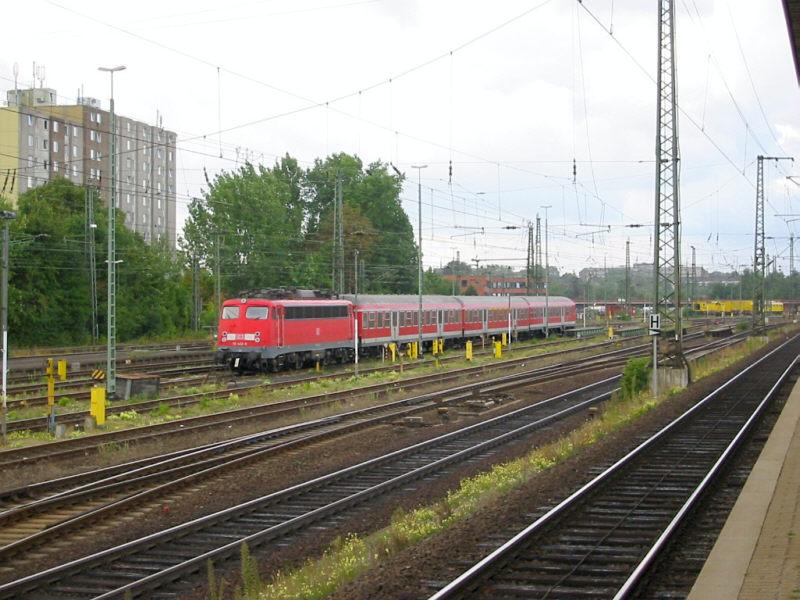 Der Bahnhof von Gttingen am 31.08.2003. Ein Regionalzug wartet auf den nchsten Einsatz.