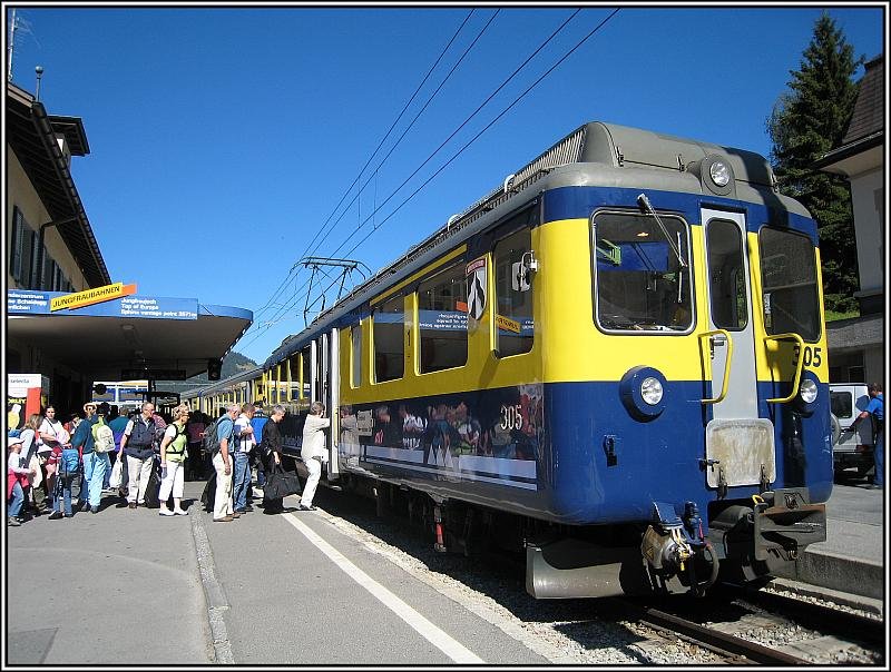 Der Bahnhof von Grindelwald am 24.07.2008, kurz nach 10:00 Uhr. Ein Zug der BOB war gerade aus Interlaken Ost eingetroffen, mit mir an Bord. Anschlieend wurde er von Menschen gestrmt, die mit ihm in Richtung Interlaken fahren wollten. Ich selbst fuhr anschlieend mit der Wengernalpbahn zur Kleinen Scheidegg.