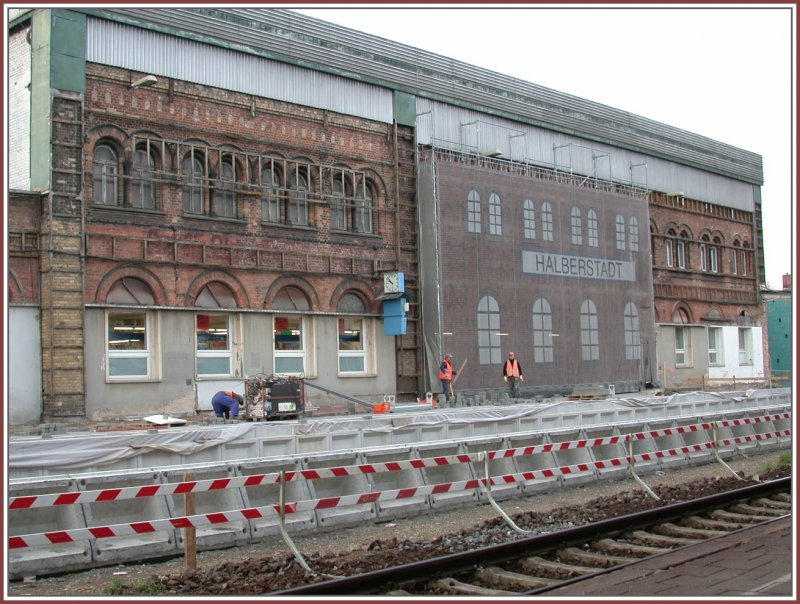 Der Bahnhof in Halberstadt wird zur Zeit umgebaut. Auf Grund des Transparentes wird das Bahnhofgebude wieder eine sehenswerte Ziegelfassade erhalten. (14.12.2006)