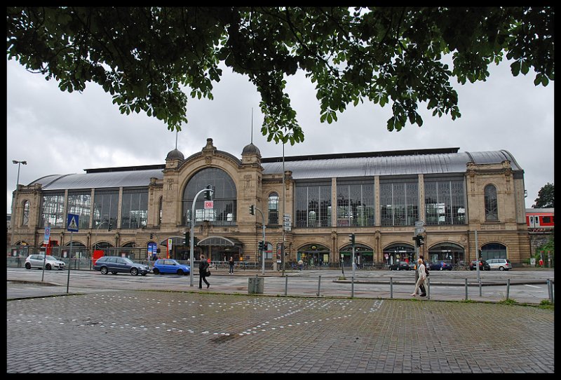 Der Bahnhof Hamburg Dammtor Ist Ein Haltepunkt Fr Den Fern-, Regional- und S-Bahn-Verkehr In Hamburg. Er Wurde 1906 Als Teil Der Hamburg-Altonaer Stadt- und Vorortbahn Erffnet Und Ersetzte Den Vorherigen Bahnhof der Hamburg-Altonaer Verbindungsbahn. Er war Als Paradebahnhof Fr Staatsbesuche vorgesehen 07.07.07