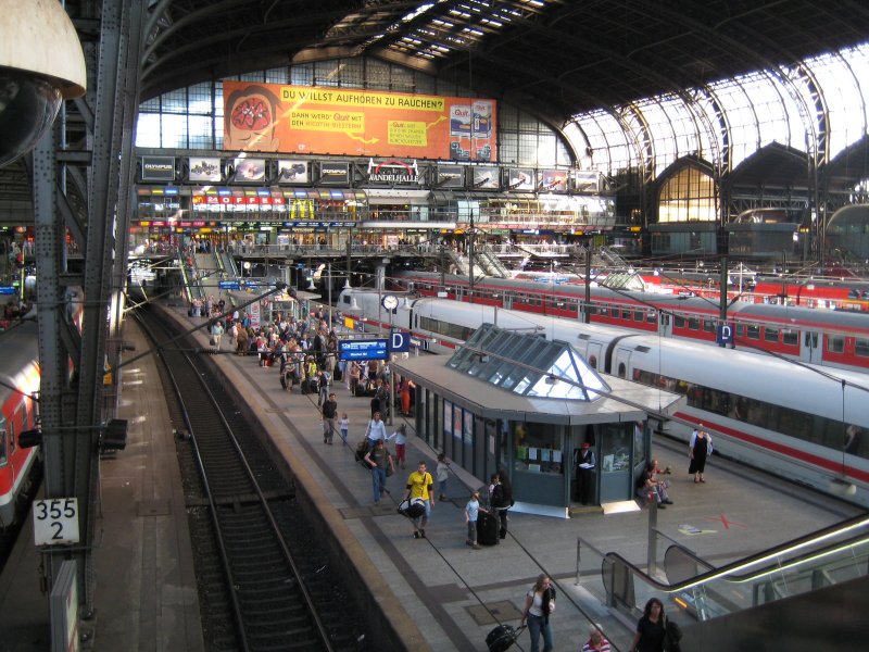 Der Bahnhof Hamburg-Hauptbahnhof von oben. Ganz hinten ist ein DoStO-zug, daneben stehen Silberlinge, und gerade ist der ICE nach Mnchen eingetroffen. Aufgenommen am 6.8.
