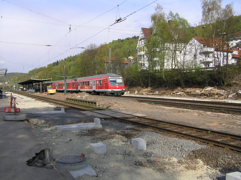 Der Bahnhof Hann. Mnden am 30.04.2006. Der Bahnhof wird richtig umgebaut und modernisiert. Heute (10.10.2006) immer noch. Einige Bahnsteige sind verschwunden. (2 u. 3) Zge Richtig Kassel halten jetzt auf Gleis 1 und Zge Richtung Gttingen auf Gleis 4. Auerdem sind die Bahnsteige auf Behindertengerechtehhe gebaut worden.
