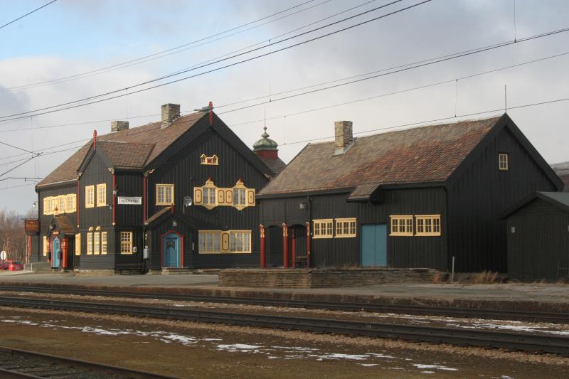 Der Bahnhof Hjerkinn liegt kurz neben dem H�chtenpunkt der Dovrebanen (1024,4m) im Dovrefjell. Von Trondheim kommend haben hier die Z�ge den steilen Aufstieg zum Hochplateau des Dovrefjells erreicht. Hjerkinn, 01.10.2009