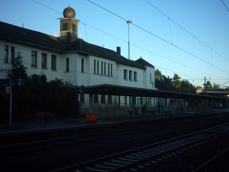 Der Bahnhof Hofgeismar ganz im Schatten, nur der Turm wird von der Sonne angestrahlt. (24.08.2004)