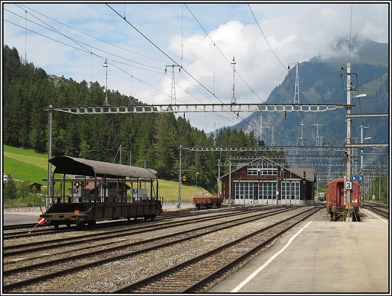 Der Bahnhof in Kandersteg, aufgenommen am 27.07.2008. Links im Bild einer der Wagen fr die Autozge.