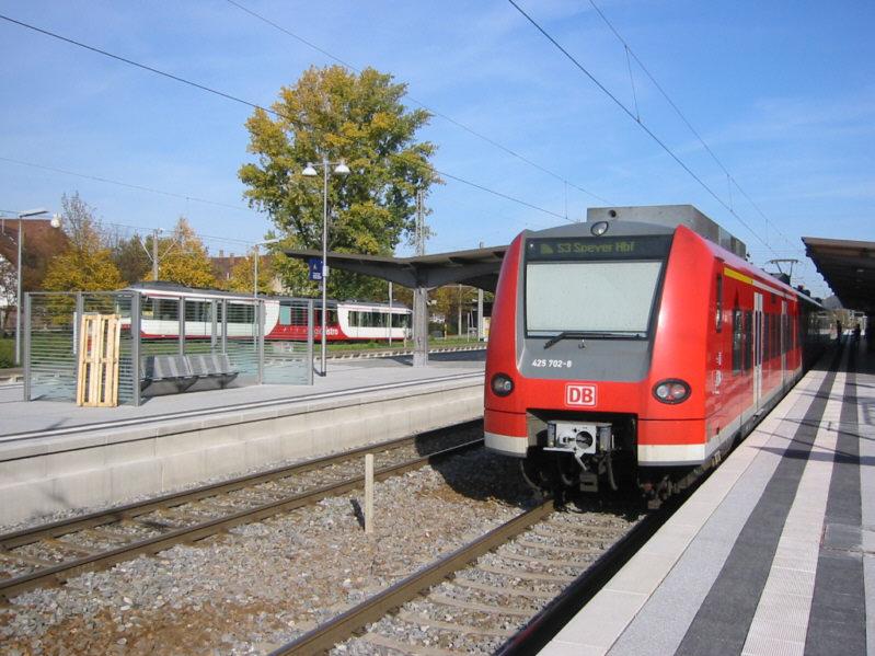 Der Bahnhof Karlsruhe-Durlach am 24.10.2004. Eine S-Bahn der Linie S3 mit 425 702 hlt an Gleis 5 und fhrt gleich in Richtung Speyer weiter. Im Hintergrund ist eine Stadtbahn der Albtal-Verkehrs-Gesellschaft (AVG) zu sehen. Sowohl AVG als auch DB Regio gehren mit den Verkehrsbetrieben Karlsruhe zum Karlsruher Verkehrsverbund (KVV), der im Jahr 2004 10 Jahre besteht.