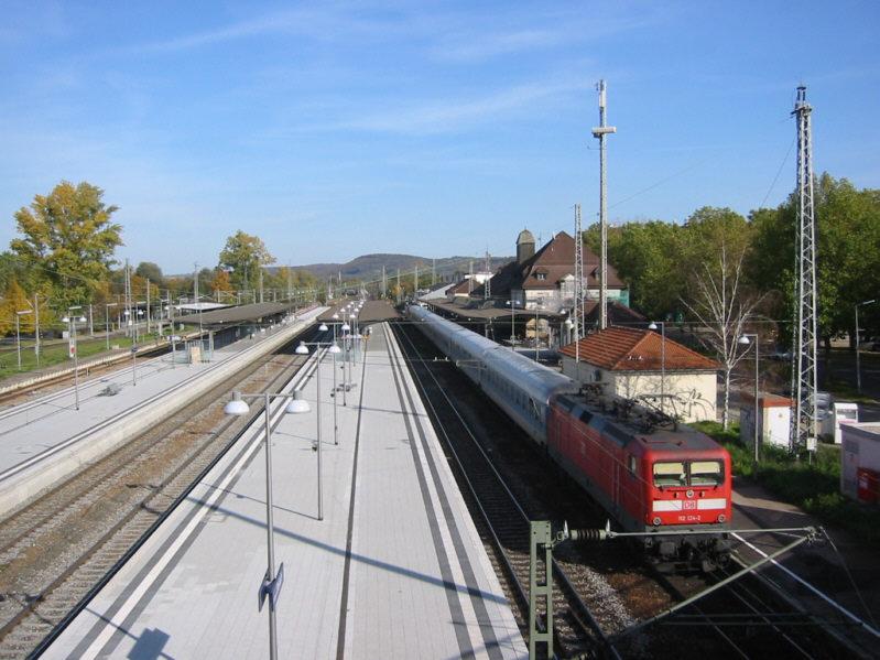 Der Bahnhof Karlsruhe-Durlach am 24.10.2004. Die Modernisierung der Bahnsteige ist fast abgeschlossen. Es wurden sogar Fahrsthle von dem Verbindungstunnel zu den Bahnsteigen und dem Empfangsgebude eingebaut. Ein IRE nach Stuttgart hlt hier, vorne und hinten jeweils eine BR 112.