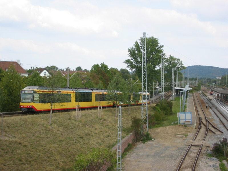 Der Bahnhof Karlsruhe-Durlach ist ber eine Rampe an das Straenbahn-Netz von Karlsruhe angebunden. Stadtbahnen des Karlsruher Verkehrsverbundes (KVV) knnen so von der Karlsruher Innenstadt aus auf DB-Gleisen weiter in den Kraichgau oder in Richtung Pforzheim fahren. Auf der Aufnahme, die am 14.09.2003 entstand, fhrt eine Stadtbahn in die Stadtbahn-Haltestelle ein, die als Gleise 11 bzw. 12 zum Bahnhof gehren. 