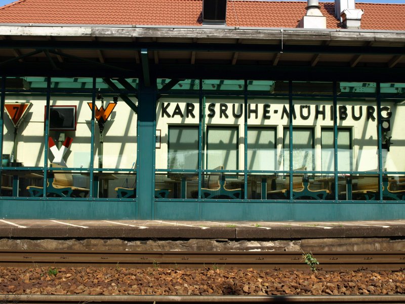 Der Bahnhof Karlsruhe-Mhlburg am 16. August 2008. Hier kann man sich am Bahnsteig (sehr dicht am Gleis, hinter einer Glasscheibe geschtzt) auf eine Bank setzen und den Gterzgen und Personenzgen beim Vorbeibrausen zusehen, whrend man sich 1 Meter davon entfernt die Cola und den Burger reinschiebt. Ein Feeling, dass sicherlich nicht jede McDonald's-Filiale in Deutschland bietet :)