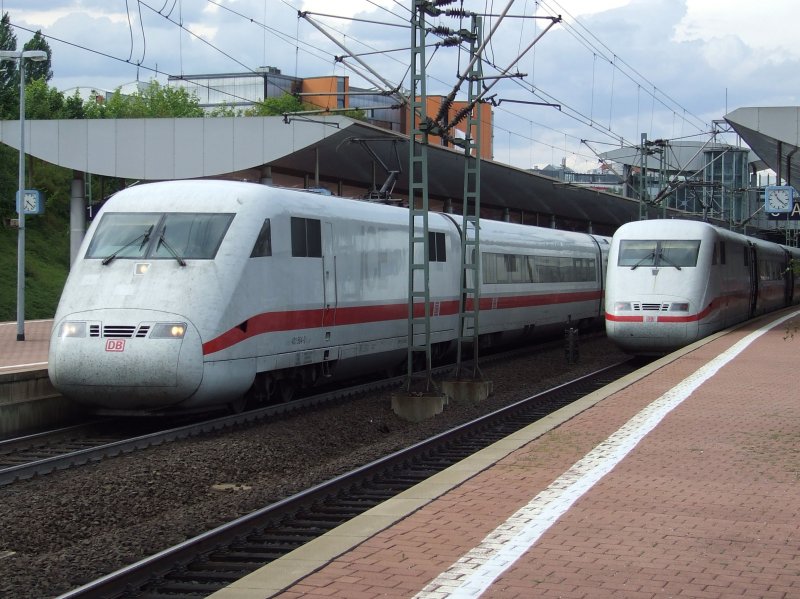 Der Bahnhof Kassel-Wilhelmshhe mit zwei ICE 1 am 07.08.2008.