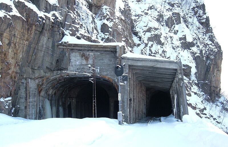 Der Bahnhof Katterat liegt zwischen zwei Tunneln, dieses ist der Tunnel in Richtung Norden nach Narvik, der rechte Tunnel ist nicht mehr in Betrieb, das Gleis teilweise abgebaut. Dafr wurde ein neuer Tunnel gebaut, der den Bahnhof umgeht und durch den die Erzzge fahren, aufgenommen im Mrz 2006