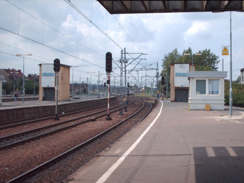 Der Bahnhof Kattowice ist einer der grten Bahnhfe der Gegend. Hier halten Fernverkehrszge sowie Nahverkehrszge. Auch Zge von hier fahren nach Deutschland z.b. IC 240  Wawel  von Krakow Glowny nach Hamburg Altona oder IC 241  Wawel  von Hamburg Altona nach Krakow Glowny.
