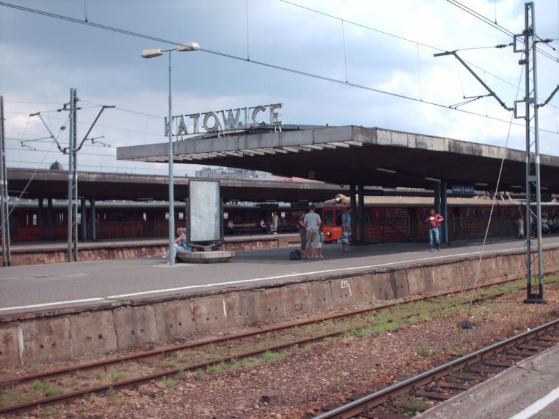 Der Bahnhof Kattowice ist Unterteilt in Sektionen. Hier ein Blick auf ein Triebwagen der Baureihe EN 57 von Gliwice nach Czestochowa.