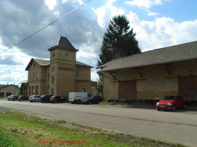 Der Bahnhof Koenigsmacker=Knigsmachern in Lothringen zeugt mit seiner Beschriftung von der wechselvollen deutsch/franzsischen Geschichte dieser Region.
Er liegt an der Moselstrecke von Thionville (Diedenhofen) ber Apach - Perl nach Trier.  
Am Bahnhofsgebude, das heute privat genutzt wird, hat sich inzwischen wieder die ursprngliche deutsche Beschriftung Knigsmachern durchgesetzt.

30.07.2007