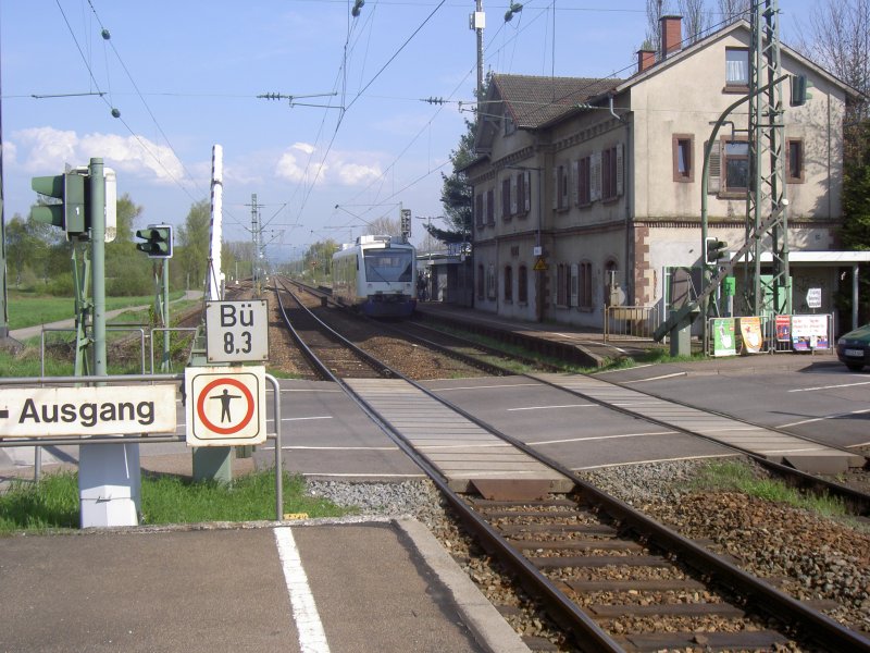 Der Bahnhof Kork mit dem Bahnbergang, der bald nicht mehr sein wird, da die Strecke der Europabahn fr den TGV aufgerstet wird. Statt 160 km/h soll hier der Schnellzug mit 200 km/h fahren. Wer wei, wie lange es diesen Anblick noch so zu sehen geben wird.