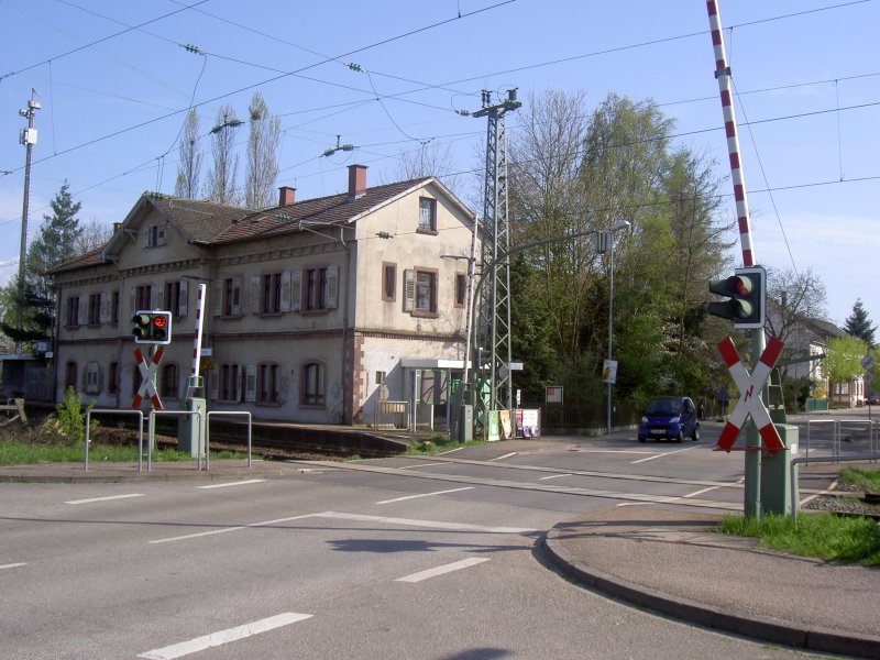 Der Bahnhof Kork mit dem Bahnbergang, der bald nicht mehr sein wird, da die Strecke der Europabahn fr den TGV aufgerstet wird. Statt 160 km/h soll hier der Schnellzug mit 200 km/h fahren. Wer wei, wie lange es diesen Anblick noch so zu sehen geben wird.