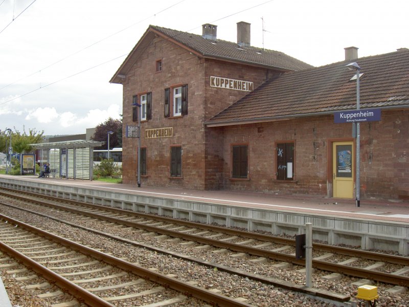 Der Bahnhof von Kuppenheim. Altes Gebude, neuer Bahnsteig. Hat was. Das Foto entstand am 18. Oktober 2009.