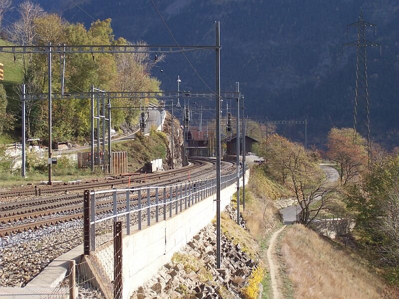 Der Bahnhof Lalden kommt in Sicht, auch hier bleibt der Hhenweg nicht immer auf Schienen-Nivau, aufgenommen am 09.11.2006.
