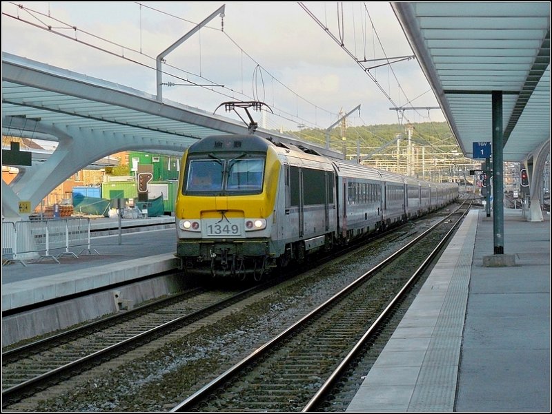 Der Bahnhof Li�ge Guillemins erm�glicht es den IC A Eupen-Oostende in seiner vollen L�nge aufs Bild zu bekommen. 28.06.08 (Hans)