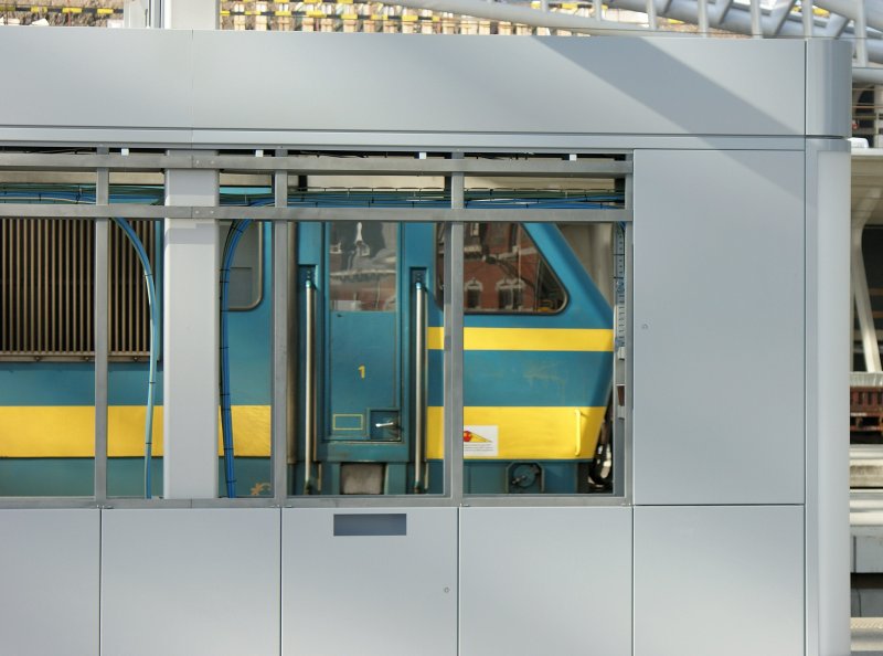 Der Bahnhof Lige ist noch nicht ganz fertig gebaut. So kann man statt Fahrplnen die 2121 sehen.
(30.03.2009)