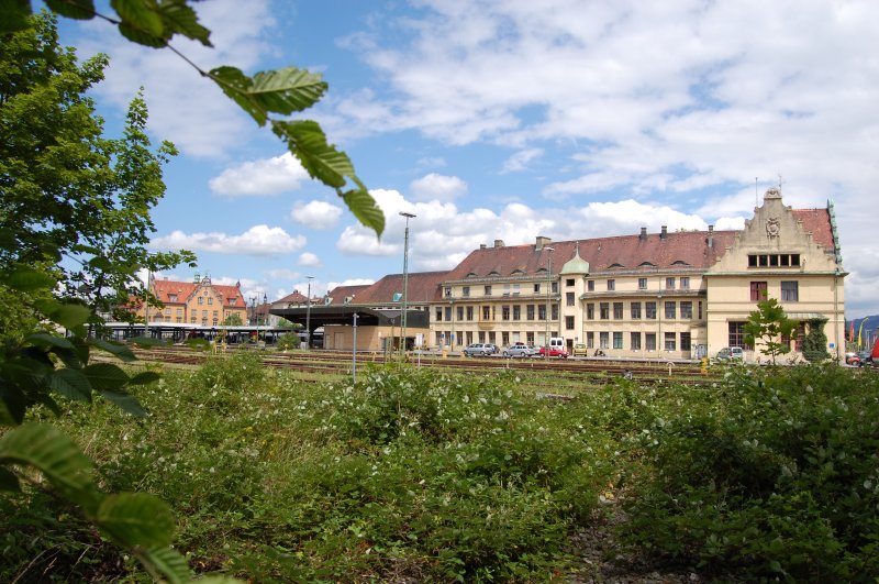 Der Bahnhof Lindau vom Bodenseewanderweg aus fotografiert. Bedauerlicherweise muss ich dazu sagen, dass hier von wem auch immer der Schutzzaun vllig niedergetrampelt und auch die Schutzhecken sehr in Mitleidenschaft gezogen waren. Fr Eisenbahnfreunde alles andere als ein Ruhmesblatt. Freitag, 04.07.08