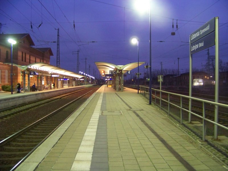 Der Bahnhof Lbbenau/Spreewald am 08.02.2008 bei Dmmerung.