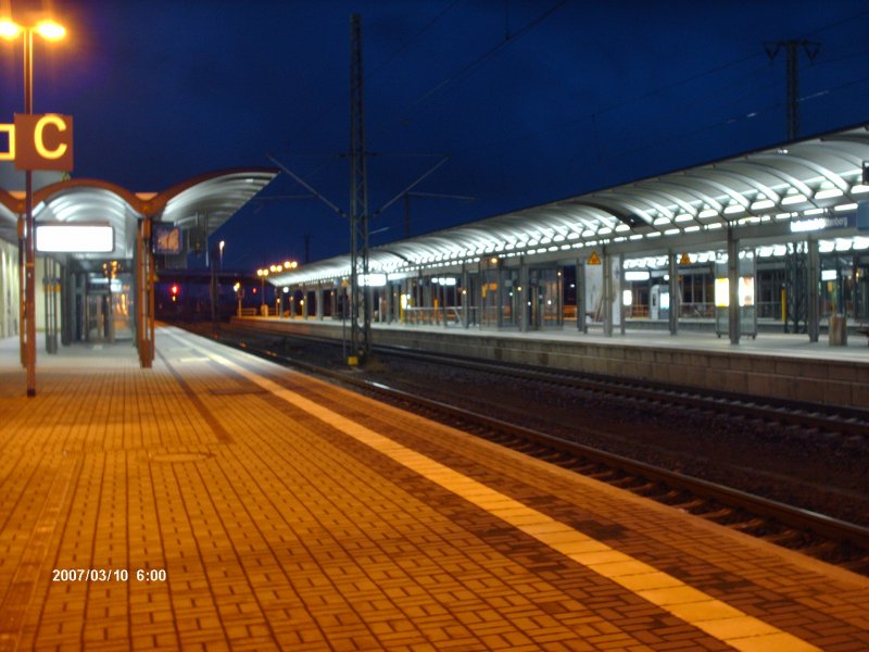 Der Bahnhof Lutherstadt Wittenberg in der Frhe des 10.03.2007.