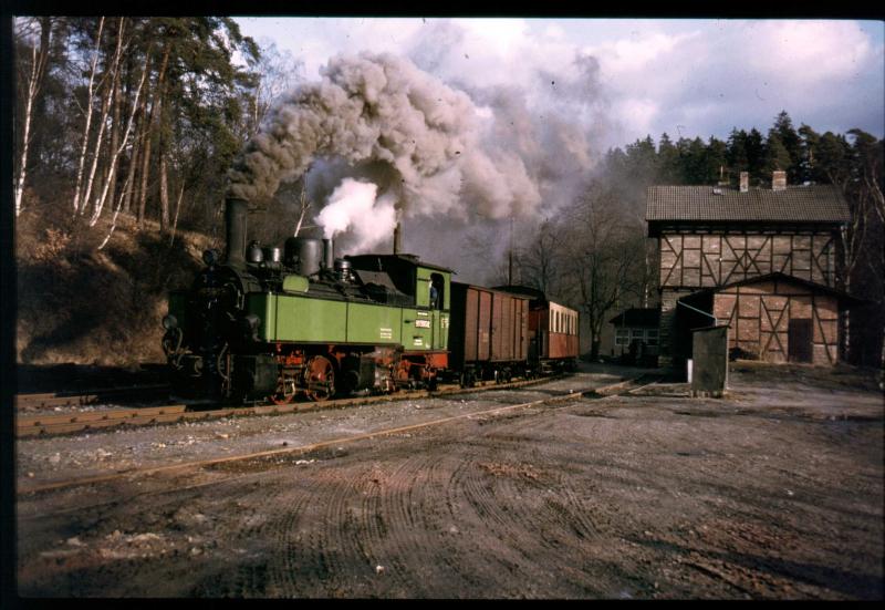 Der Bahnhof M�gdesprung hatte vor der Wende einen hervorragenden Bahnhofswirt bei dem man gut Essen konnte als  Abfallprodukt  kamen dann solche Bilder zustande. 1984 