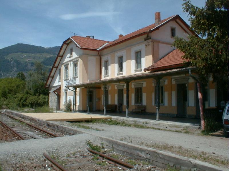 Der Bahnhof Mals der  Vinschgerbahn  2001.Heute ist er wieder
restauriert und seit 2005 fahren von hier aus auch wieder die Zge 
nach Meran und Bozen(Archiv P.Walter)
