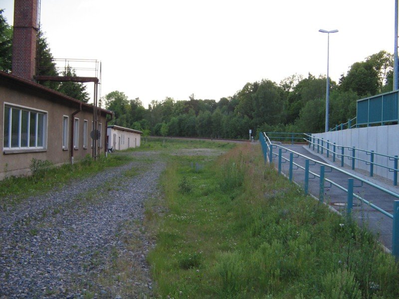 Der Bahnhof Meinersdorf, 05.2007. Links die ehemaligen Gebude der Bahnmeisterei. Bis ungefhr 2000 lagen hier noch Gleise und Ende der 70er gab´s hier noch die Schmalspurbahn nach Thum