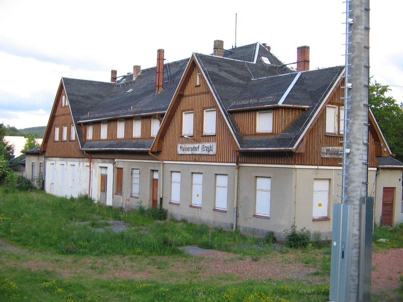 Der Bahnhof Meinersdorf im Mai 2007. Trauriger Anblick fr einen einst do bedeutenden Bahnhof. 