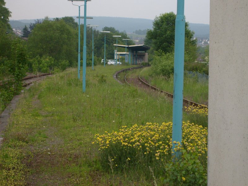 Der Bahnhof Meinerzhagen im Mai 2007- eigentlich noch ganz gut zu gebrauchen. Wenn im Jahre 2009 die RB 25 von Kln aus hierher fhrt (fahren soll), msste eigentlich nur das ganze Grnzeug entfernt werden.