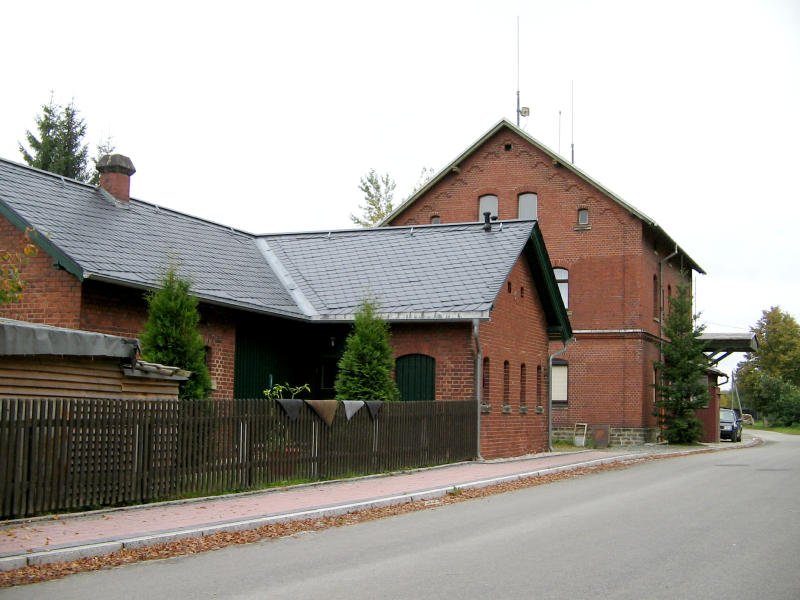Der Bahnhof mit Nebengebuden in Elterlein, 03.10.07