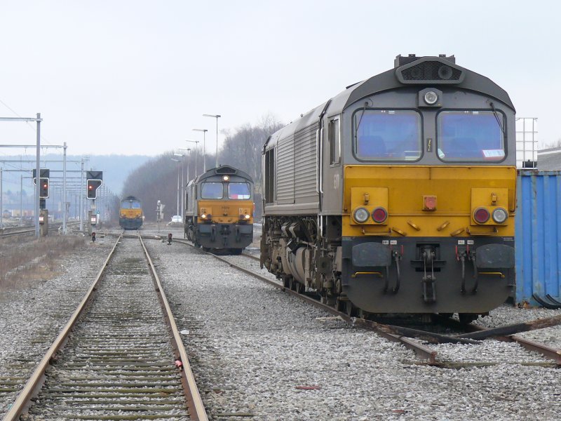 Der Bahnhof Montzen dient nur noch als Parkplatz fr Loks von DLC/Crossrail. Im Vordergrund DE6307, dahinter PB19, im Hintergrund DE6302 und versteckt DE6308. Aufgenommen am 08/02/2009.