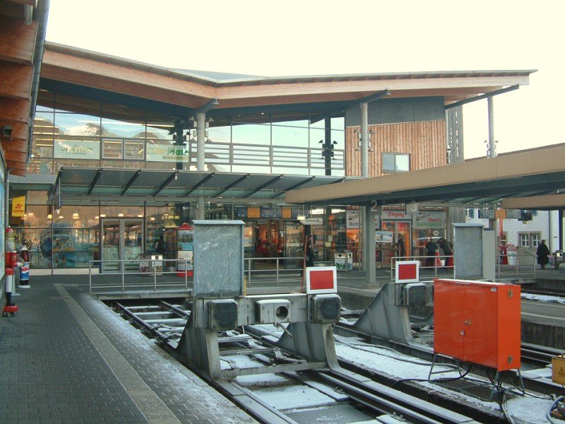 Der Bahnhof Oberstdorf von der Bahnsteigseite aus gesehen, am 27.12.2006.