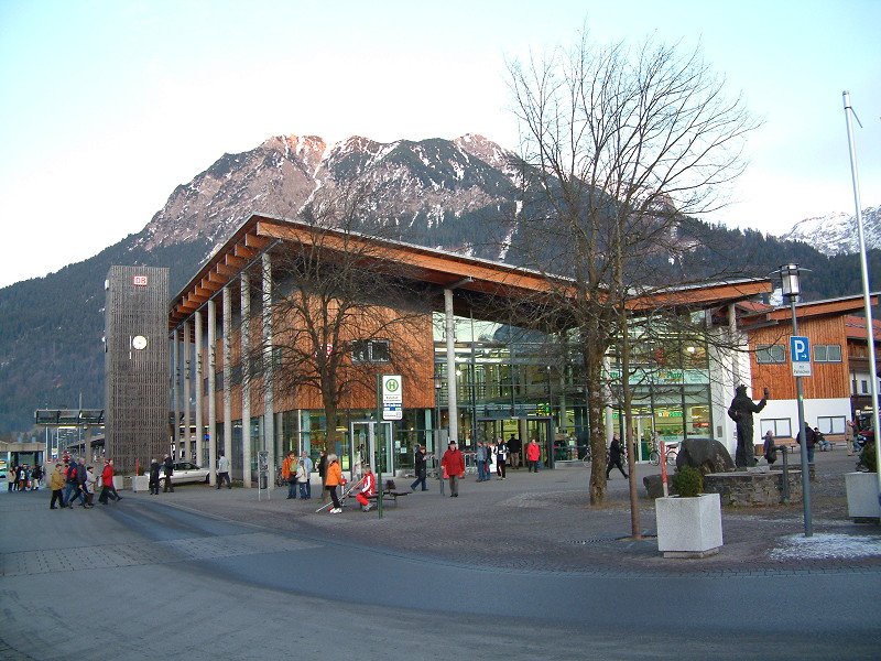 Der Bahnhof Oberstdorf vom Vorplatz aus gesehen, am 27.12.2006.