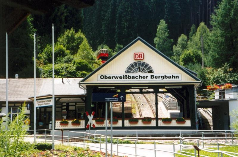 Der Bahnhof Obstfelderschmiede im Sommer 2004. Von oben kommt gerade die Bahn auf der Rampe hinuntergefahren.