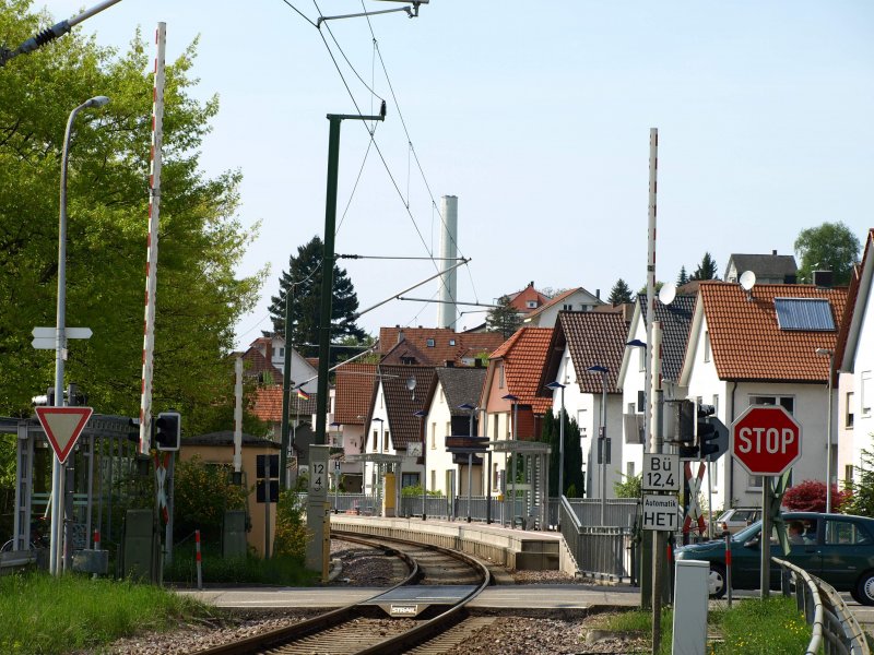 Der Bahnhof Ottenau bei Gaggenau: Es gibt zwei Schalter fr einen Bedarfshalt. Einmal Richtung Freudenstadt, einmal Richtung Rastatt. Foto vom 25. April 2009.