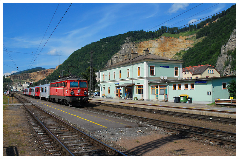 Der Bahnhof Peggau-Deutschfeistritz am 29.7.2009. 1142 542 schiebti die S1 von Graz kommend nach Bruck an der Mur. Detail am Rande: Diese Zugkombination fhrt von Spielfeld-Stra bis Graz als S5, von Graz bis Bruck als S1 und von Bruck nach Mrzzuschlag als R 4024. 