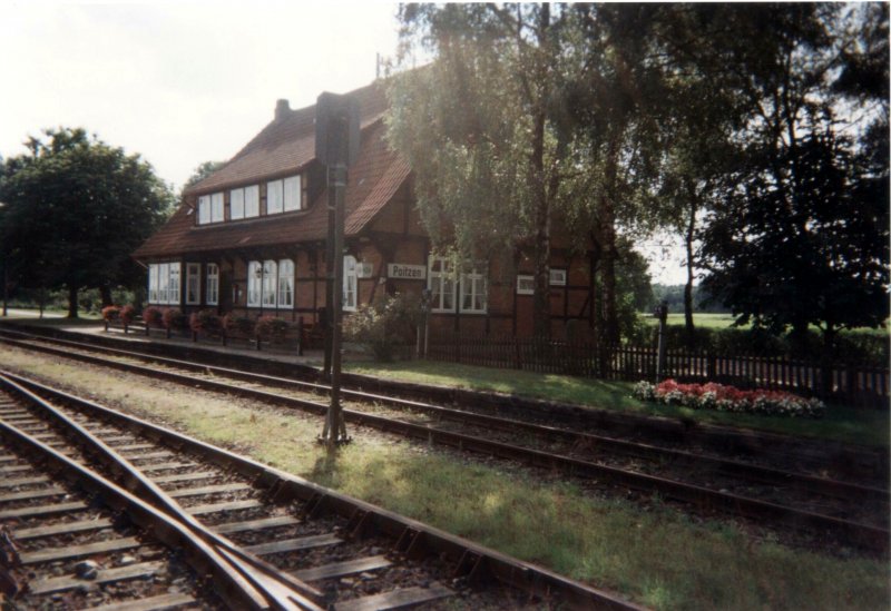 Der Bahnhof in Poitzen inmitten der Lneburger Heide im September 2000.