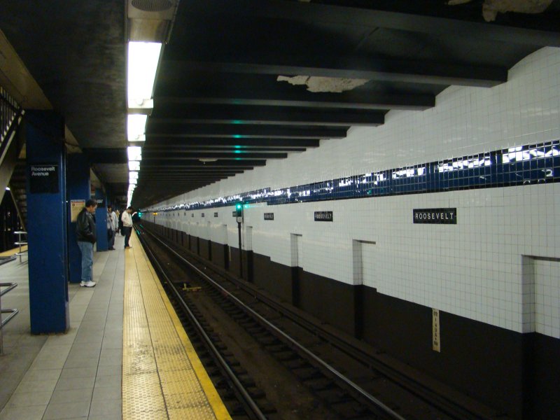 Der Bahnhof Roosevelt Avenue / Jackson Hts mit Umsteigetunnel/Weg zur Station 74 Street/Broadway. Hier verkehren die Linien 7,E,F,G,R,V. Aufgenommen am 14.04.08