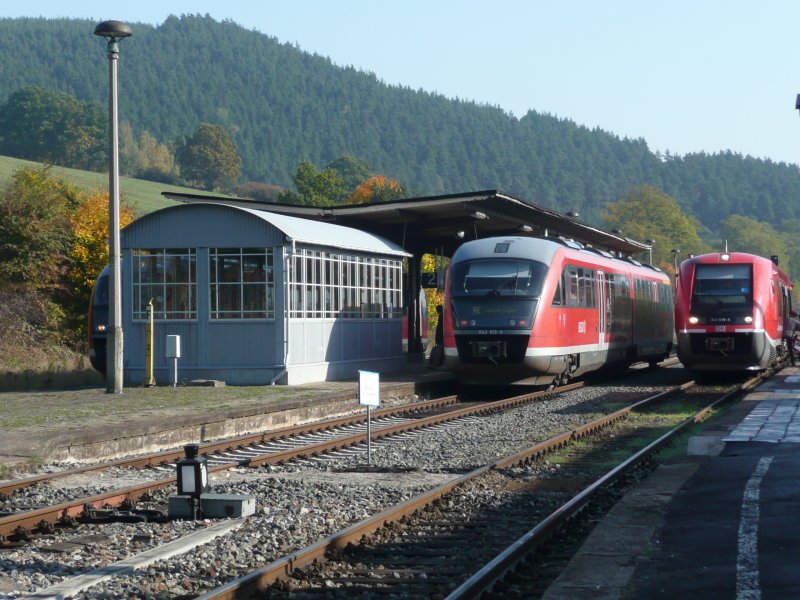 Der Bahnhof Rottenbach am 13.10.2008:
Von rechts:
BR 641 019-5 (Walfisch) wartet auf die Abfahrt nach Katzhtte.
BR 642 012-9 (Desiro) fhrt in Richtung Halle (Saale).
BR 642 XXX-X (Desiro) fhrt in die Gegenrichtung.