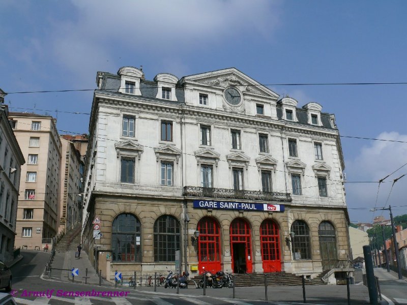 Der Bahnhof Saint-Paul liegt mitten in der steil ansteigenden Lyoner Altstadt.
Trotz seiner zentralen Lage ist er ist relativ unbekannt, da hier momentan nur wenige Nahverkehrszge enden und er auch nicht direkt mit den Lyoner Fernbahnhfen verbunden ist. Wenn die Lyoner Plne zu Tram-Train (Stadtbahnlinien) hierher und auch zum Verkehrsverbund verwirklicht werden, wird seine Bedeutung allerdings sicher zunehmen.
09.06.2007  Lyon Saint-Paul