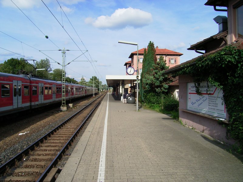 Der Bahnhof der Schillerstadt Marbach am Neckar.
Links im Bild steht eine Garnitur ET 420 als S4,
rechts im Hintergrung das Empfangsgebude.
Die Blickrichtung geht in Richtung Backnang, quasi im Rcken liegt die Alexanderkirche, das Krankenhaus und das Viadukt.