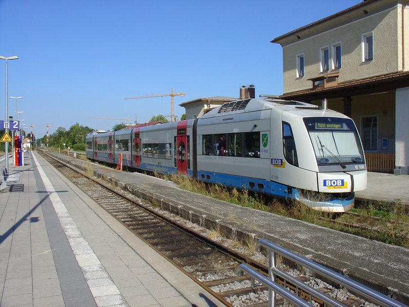 Der Bahnhof Schliersee am 21.09.2006 gegen 09.15 Uhr. In Gleis 1 wartet der Integral VT 108 (Gai�ach) auf seinen n�chsten Einsatz.