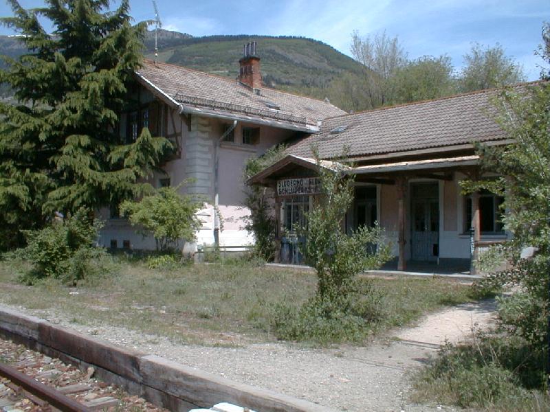 Der Bahnhof Schluderns im Jahr 2001,damals noch im  Dornrschenschlaf  (Archiv P.Walter)