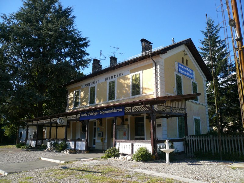 Der Bahnhof Sigmundskron auf der Strecke Bozen - Meran am 9.8.2008. Die Zge fahren hier 2x in der Stunde, alle 2 Stunden fhrt auch eine Vinschgaubahn bis nach Mals