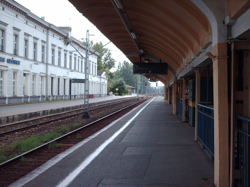 Der Bahnhof Sosnowiec Glowny ist ein kleiner Bahnhof fr eine Grostadt. Der Bahnhof besitzt 3 Bahnsteige. Dafr hat Sosnowiec 3 Bahnhfe. Dieser hier ist jedoch der grte und der Hauptbahnhof von Sosnowiec.(aufgenommen in Sosnowiec im Sommer 2006)