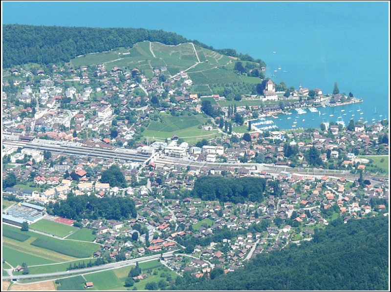 Der Bahnhof von Spiez einmal aus einem anderen Blickwinkel aufgenommen am Niesen Kulm. 29.07.08 (Jeanny)